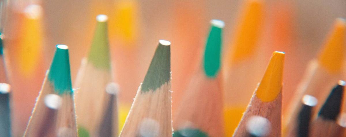photos représentant des crayons de couleurs, en gros plan