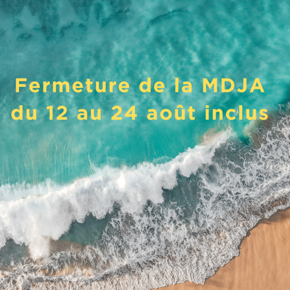photo d'une plage avec note de fermeture pour congés de la MDJA du 12 au 24 août