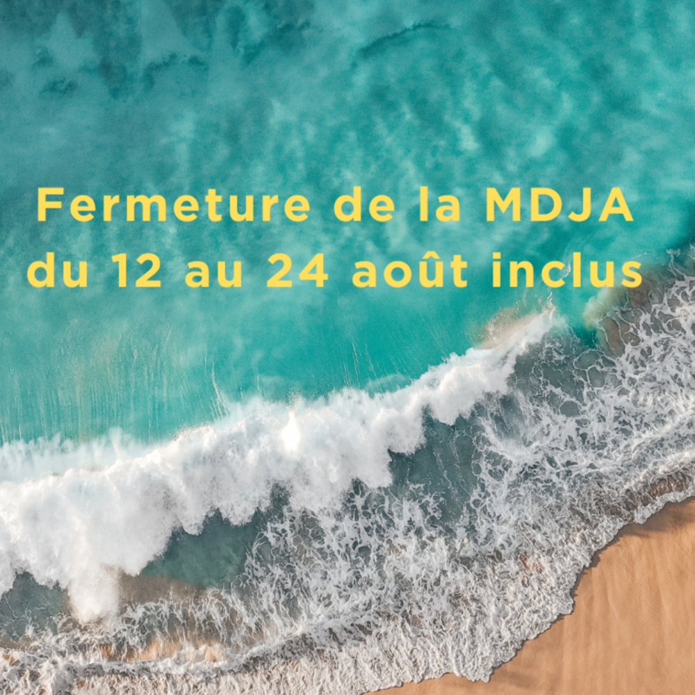 photo d&#039;une plage avec note de fermeture pour congés de la MDJA du 12 au 24 août