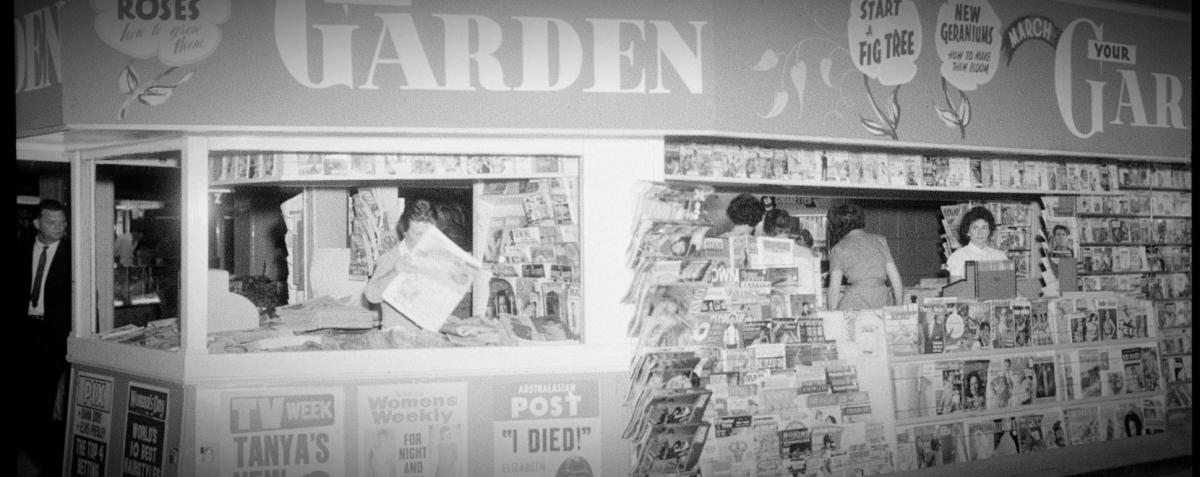 photo en noir et blanc d'un kiosque à journaux et magazines
