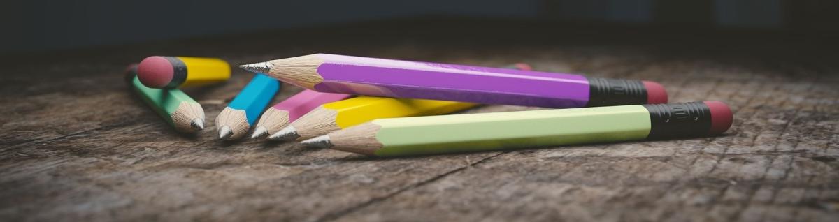 photo de crayons de couleurs superposés sur une table