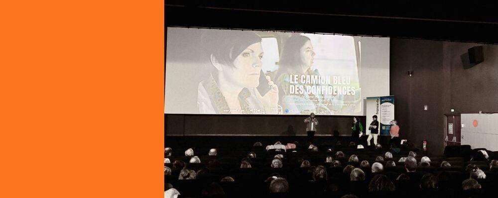 Ecran de cinéma pour présentation du film le camion bleu des confidences